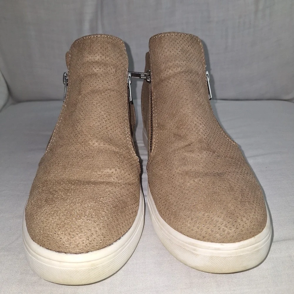 CUSHIONAIRE Hart Tan  Hidden Wedge sneaker Size 8.5 Women's Taupe Fashion Bootie